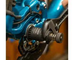 Pedro's Bottom Brackets & Parts|Tools|Bottom Bracket Socket Tool (Fits Shimano/Isis) (20-Tooth Splined) (3/8" Drive)